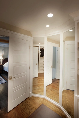 3-Way-Mirror in a Custom Walk-In Closet