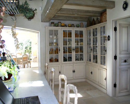 This is a picture of the kitchen side bar with soft, pale white custom cabinetry by Kountry Kraft Cabinetry. 