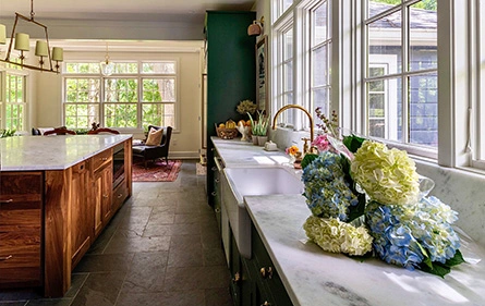 farmhouse-sink-in-country-farmhouse-kitchen