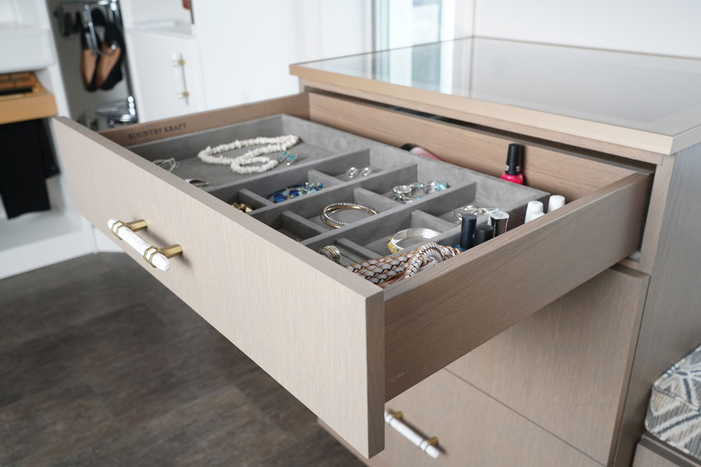 Drawer equipped with velvet organizers for jewelry