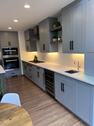 white tiles backsplash