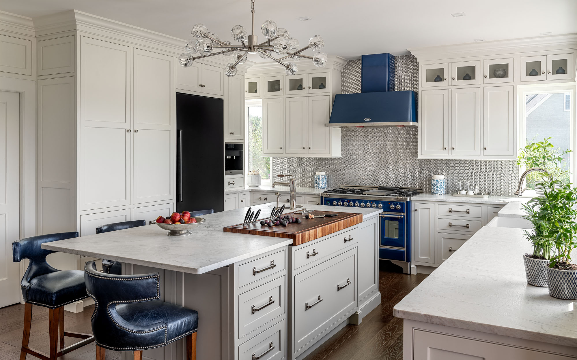 2020 Kitchen Island Trends Using Two Different Colors for Cabinetry